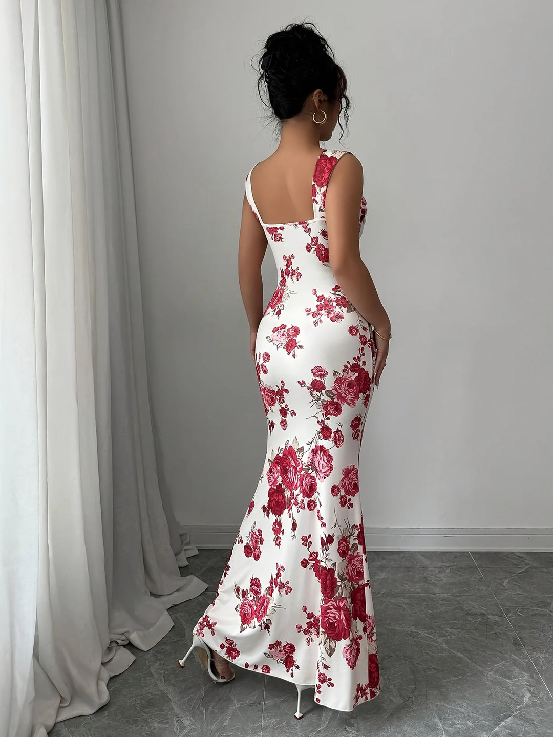 Elin® Rosalie Maxiklänning – Romantisk Elegans i Figurnära Siluett
